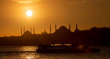 Mavi Cami ve Ayasofya, yılın belli zamanlarında güneş iki minarenin arasına girer..