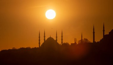 Mavi Cami ve Ayasofya, yılın belli zamanlarında güneş iki minarenin arasına girer..