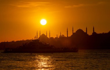Mavi Cami ve Ayasofya, yılın belli zamanlarında güneş iki minarenin arasına girer..