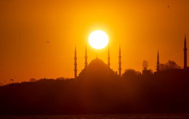 Mavi Cami ve Ayasofya, yılın belli zamanlarında güneş iki minarenin arasına girer..