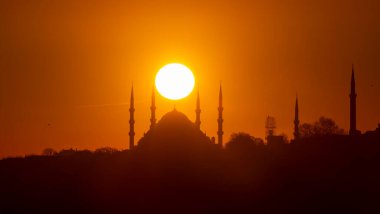 Mavi Cami ve Ayasofya, yılın belli zamanlarında güneş iki minarenin arasına girer..