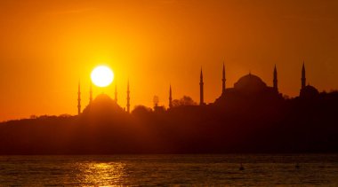 Mavi Cami ve Ayasofya, yılın belli zamanlarında güneş iki minarenin arasına girer..