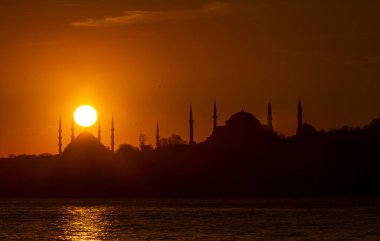 Mavi Cami ve Ayasofya, yılın belli zamanlarında güneş iki minarenin arasına girer..