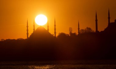 Mavi Cami ve Ayasofya, yılın belli zamanlarında güneş iki minarenin arasına girer..