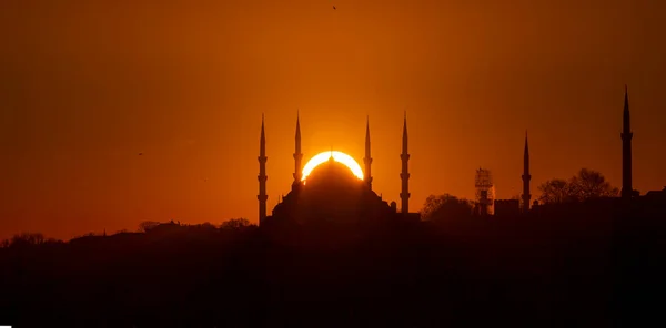 Modrá Mešita Hagia Sophia Určitých Obdobích Roku Slunce Vstupuje Mezi — Stock fotografie