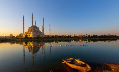 Merkez Sabanc Camii güzel bir günbatımında uzun pozlama tekniğiyle fotoğraflandı..