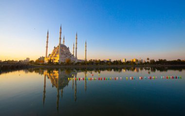 Merkez Sabanc Camii güzel bir günbatımında uzun pozlama tekniğiyle fotoğraflandı..