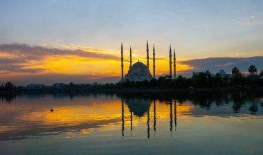 Merkez Sabanc Camii güzel bir günbatımında uzun pozlama tekniğiyle fotoğraflandı..