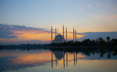 Merkez Sabanc Camii güzel bir günbatımında uzun pozlama tekniğiyle fotoğraflandı..