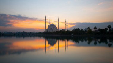 Merkez Sabanc Camii güzel bir günbatımında uzun pozlama tekniğiyle fotoğraflandı..