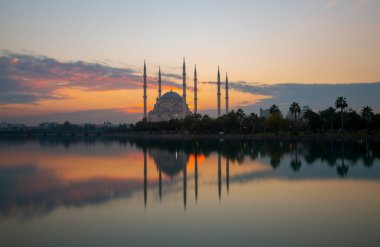 Merkez Sabanc Camii güzel bir günbatımında uzun pozlama tekniğiyle fotoğraflandı..