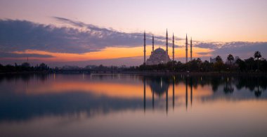 Merkez Sabanc Camii güzel bir günbatımında uzun pozlama tekniğiyle fotoğraflandı..