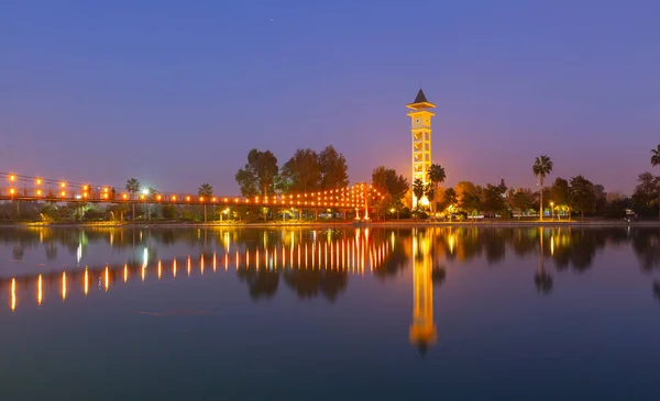 古老的钟楼 反映在土耳其阿达纳河畔 — 图库照片