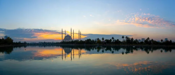 Мечеть Меркез Сабанк Сфотографували Допомогою Техніки Довготривалої Експозиції Прекрасному Заході — стокове фото