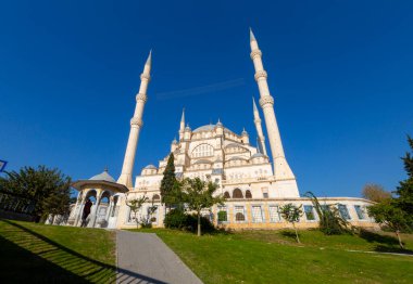 Sabancı Merkez Camii, Adana'da Eski Saat Kulesi ve Taş Köprü. Seyhan Nehri önünde cami minareleri ile Adana Belediyesi.