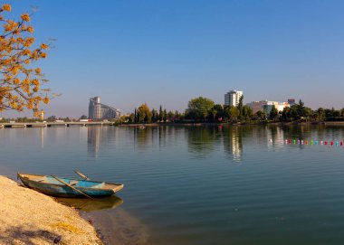 Sabancı Merkez Camii, Adana'da Eski Saat Kulesi ve Taş Köprü. Seyhan Nehri önünde cami minareleri ile Adana Belediyesi.