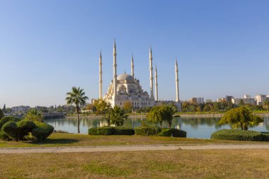 Sabancı Merkez Camii, Adana'da Eski Saat Kulesi ve Taş Köprü. Seyhan Nehri önünde cami minareleri ile Adana Belediyesi.