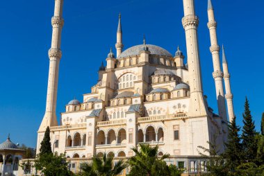 Sabancı Merkez Camii, Adana'da Eski Saat Kulesi ve Taş Köprü. Seyhan Nehri önünde cami minareleri ile Adana Belediyesi.