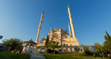 Sabancı Merkez Camii, Adana'da Eski Saat Kulesi ve Taş Köprü. Seyhan Nehri önünde cami minareleri ile Adana Belediyesi.