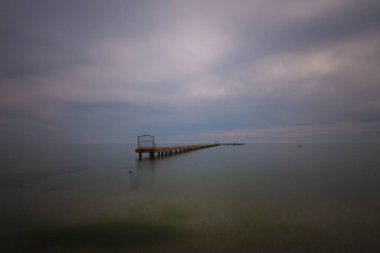 Gölün kenarındaki pasif rıhtımda uzun pozlama tekniğiyle fotoğraflanmış.