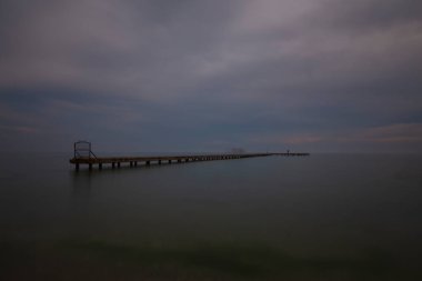 Gölün kenarındaki pasif rıhtımda uzun pozlama tekniğiyle fotoğraflanmış.