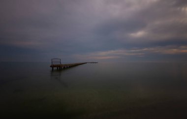 Gölün kenarındaki pasif rıhtımda uzun pozlama tekniğiyle fotoğraflanmış.