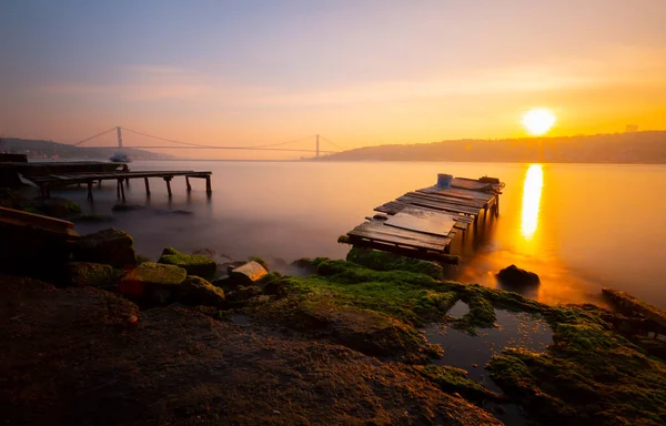 Muelle Ruinas Cerca Del Puente Del Bósforo Fotografiado Con Técnica — Foto de Stock