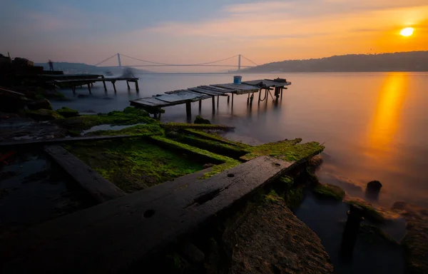 Cais Ruínas Perto Ponte Bósforo Fotografado Com Técnica Longa Exposição — Fotografia de Stock