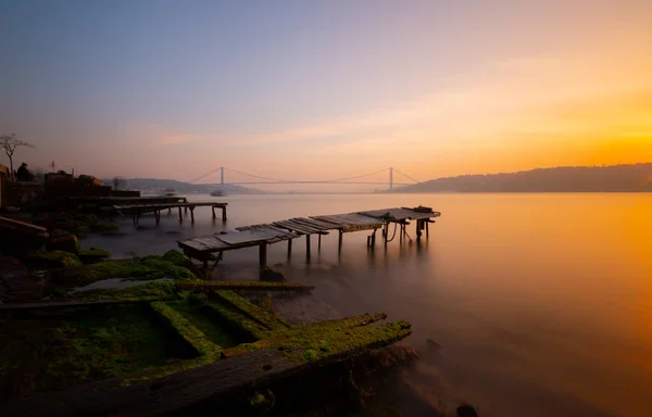 Tönkrement Móló Közelében Bosphorus Híd Fényképezte Hosszú Expozíciós Technikával Isztambul — Stock Fotó