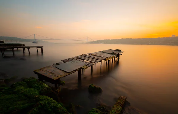 Cais Ruínas Perto Ponte Bósforo Fotografado Com Técnica Longa Exposição — Fotografia de Stock