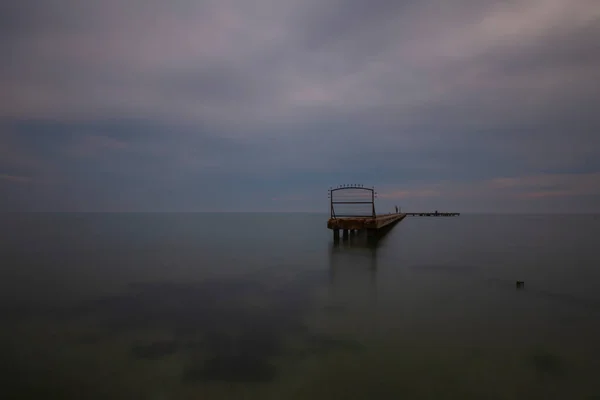 長時間露光技術で撮影された湖でパッシブ桟橋を破壊 — ストック写真