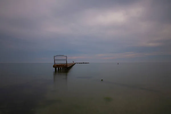 Gölün Kenarındaki Pasif Rıhtımda Uzun Pozlama Tekniğiyle Fotoğraflanmış — Stok fotoğraf