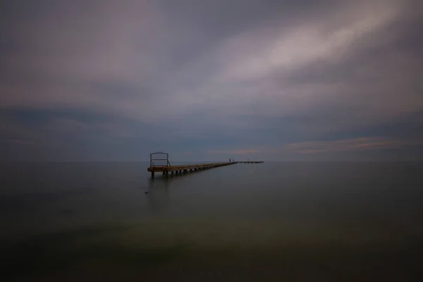 Destruido Muelle Pasivo Por Lago Fotografiado Con Técnica Larga Exposición —  Fotos de Stock