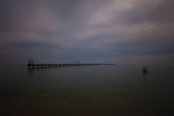 Destruido Muelle Pasivo Por Lago Fotografiado Con Técnica Larga Exposición —  Fotos de Stock