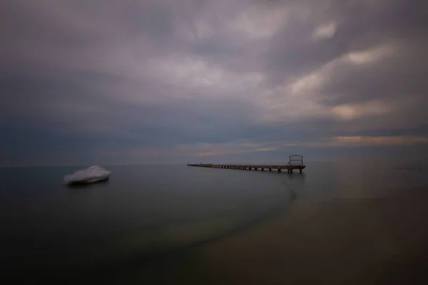 長時間露光技術で撮影された湖でパッシブ桟橋を破壊 — ストック写真