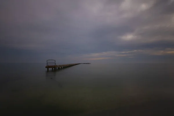 Gölün Kenarındaki Pasif Rıhtımda Uzun Pozlama Tekniğiyle Fotoğraflanmış — Stok fotoğraf