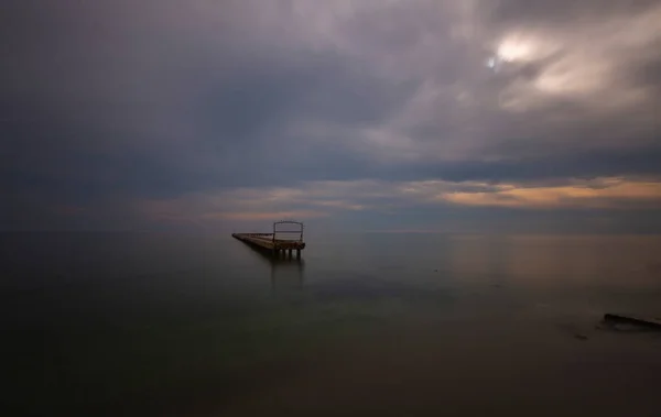 Знищений Пасивний Пірс Біля Озера Сфотографований Довгою Технікою Експозиції — стокове фото