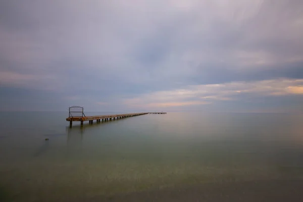 Pier Passivo Destruído Por Lago Fotografado Com Técnica Longa Exposição — Fotografia de Stock