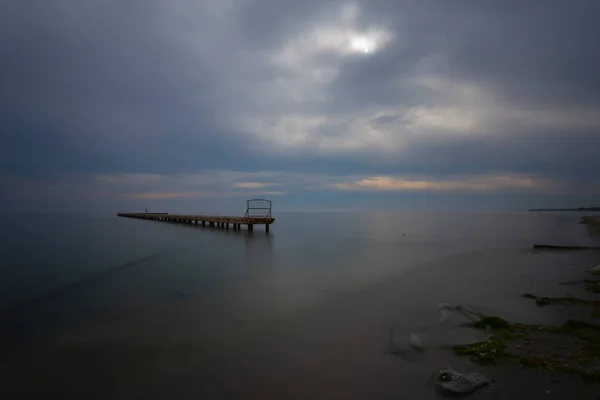Gölün Kenarındaki Pasif Rıhtımda Uzun Pozlama Tekniğiyle Fotoğraflanmış — Stok fotoğraf