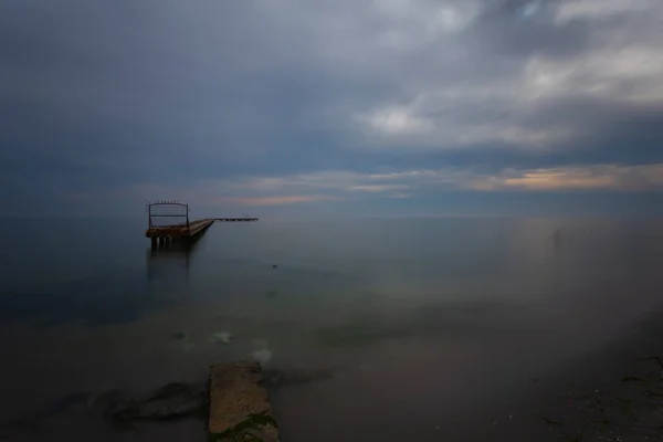 Gölün Kenarındaki Pasif Rıhtımda Uzun Pozlama Tekniğiyle Fotoğraflanmış — Stok fotoğraf