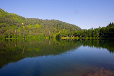 Turistler, yerliler, kampçılar ve Doğu Karadeniz, Savsat, Artvin, Türkiye'de seyahat etmek için popüler bir hedef Karagol (siyah göl) görünümünü manzara