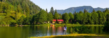 Turistler, yerliler, kampçılar ve Doğu Karadeniz, Savsat, Artvin, Türkiye'de seyahat etmek için popüler bir hedef Karagol (siyah göl) görünümünü manzara