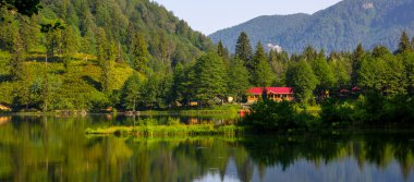 Turistler, yerliler, kampçılar ve Doğu Karadeniz, Savsat, Artvin, Türkiye'de seyahat etmek için popüler bir hedef Karagol (siyah göl) görünümünü manzara