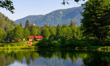 Turistler, yerliler, kampçılar ve Doğu Karadeniz, Savsat, Artvin, Türkiye'de seyahat etmek için popüler bir hedef Karagol (siyah göl) görünümünü manzara