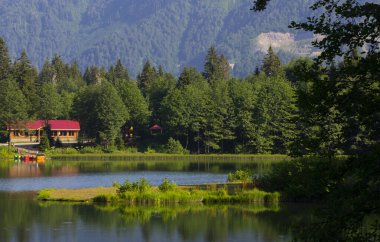 Turistler, yerliler, kampçılar ve Doğu Karadeniz, Savsat, Artvin, Türkiye'de seyahat etmek için popüler bir hedef Karagol (siyah göl) görünümünü manzara
