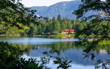 Turistler, yerliler, kampçılar ve Doğu Karadeniz, Savsat, Artvin, Türkiye'de seyahat etmek için popüler bir hedef Karagol (siyah göl) görünümünü manzara