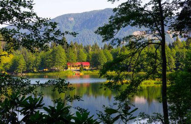 Turistler, yerliler, kampçılar ve Doğu Karadeniz, Savsat, Artvin, Türkiye'de seyahat etmek için popüler bir hedef Karagol (siyah göl) görünümünü manzara