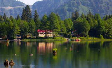 Turistler, yerliler, kampçılar ve Doğu Karadeniz, Savsat, Artvin, Türkiye'de seyahat etmek için popüler bir hedef Karagol (siyah göl) görünümünü manzara