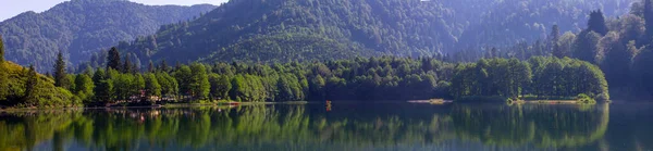 風景カラゴル 黒い湖 を眺める観光客 地元の人々 キャンパー 東部黒海 グルンネ島 アルトビン トルコの旅行者のための普及した行先 — ストック写真