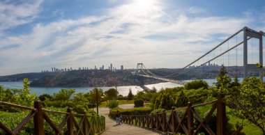 İstanbul 'daki Otagtepe Parkı' ndan Fatih Sultan Mehmet Köprüsü manzarası.